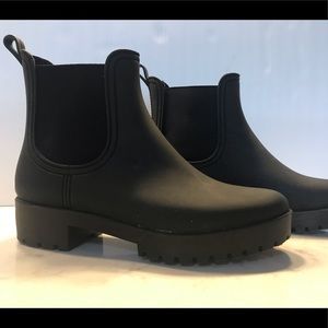 Short black matte rain boots.